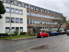 2BR-Modern-FullKitchen-25minCentralLondon-Parking